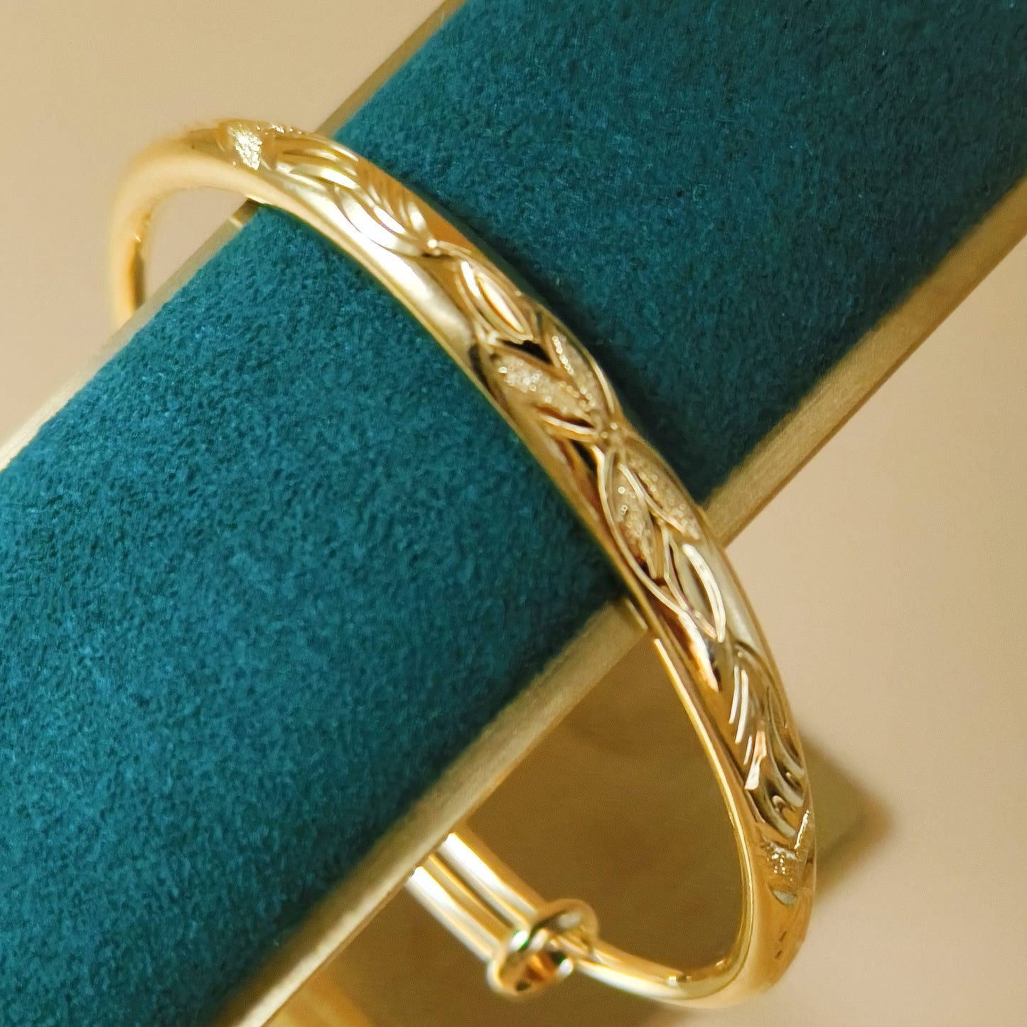E floral gold plated bangle