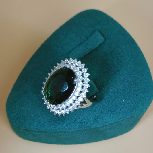 Emerald Green Stone Vintage Ring