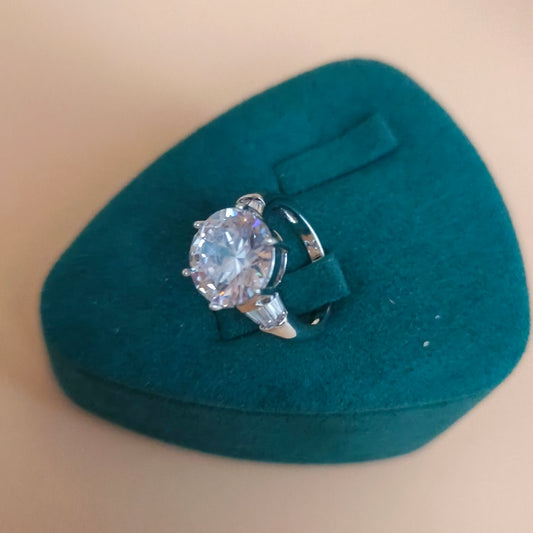 Round Cut Engagement Ring