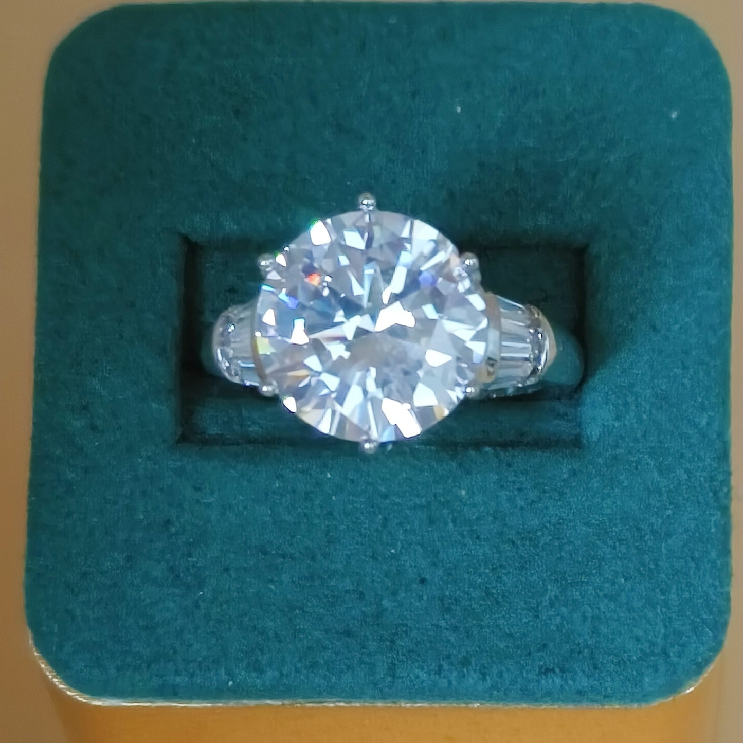 Round Cut Engagement Ring